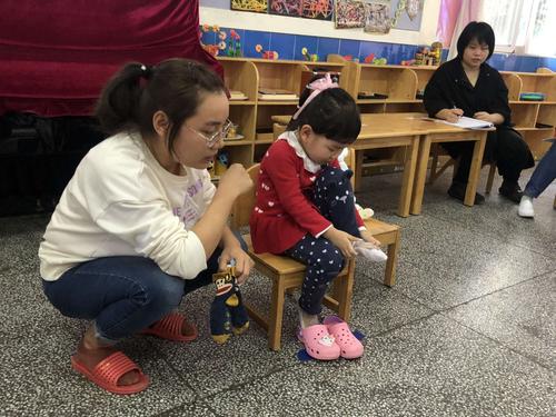 亲子游戏穿红袜子