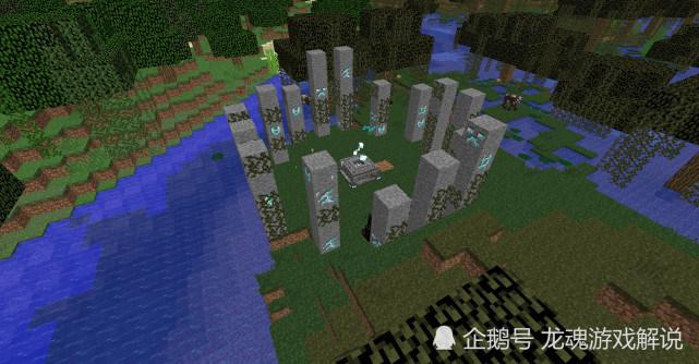 观察四周环境，寻找任何可疑的物品或提示，在祭坛附近，你会找到一些古老的符文和雕像，这些可能是关键线索。